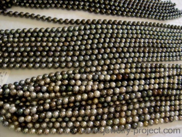 Rangs de perles mixtes et grises.