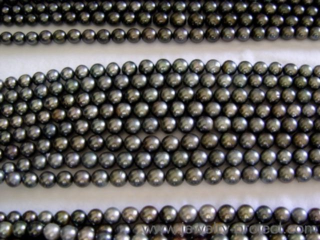 Rangs de perles grises. Lustre moyen en bas, et très bon en haut